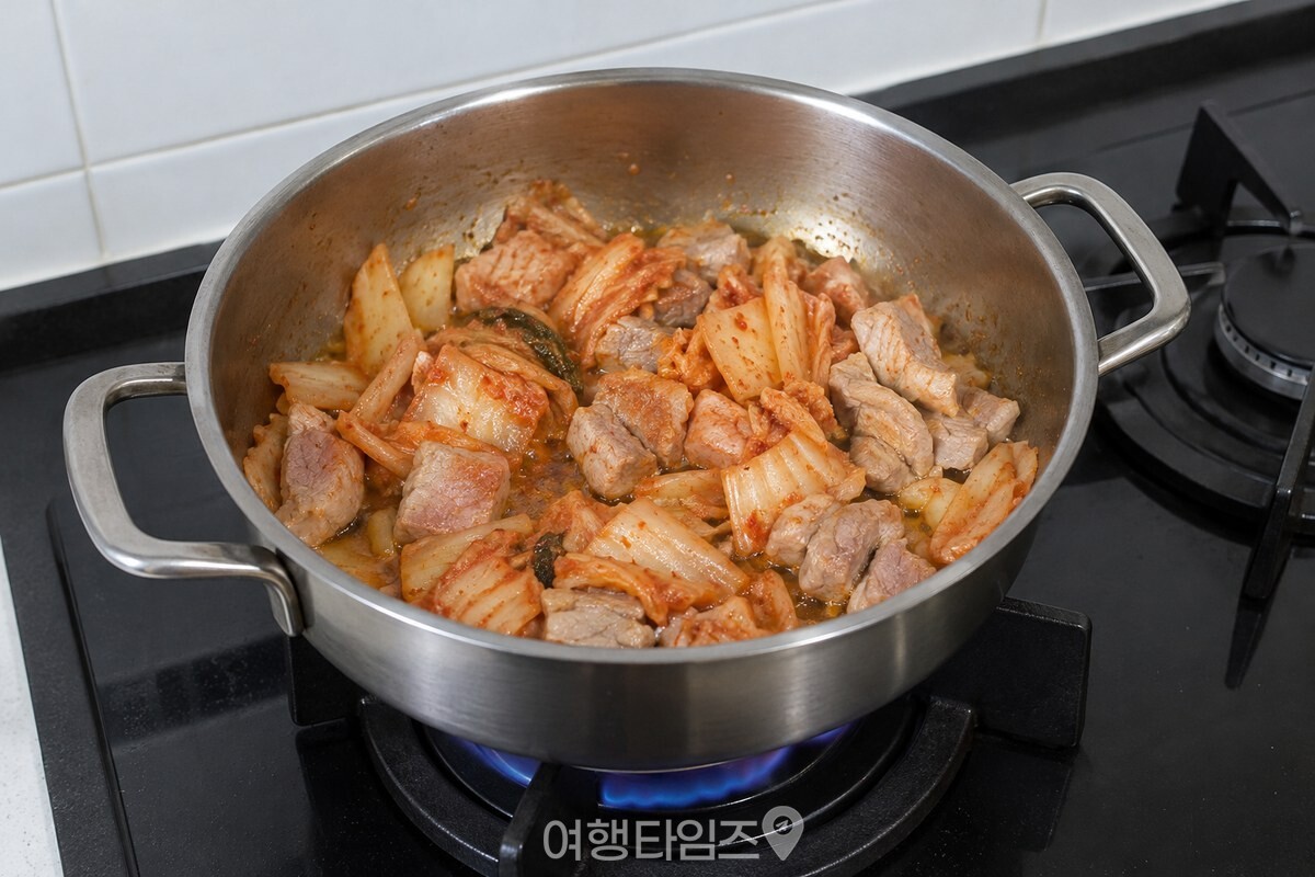익은 김치와 돼지고기를 버터에 볶는 냄비 안의 재료가 보입니다. / 기사 이해를 돕기 위한 생성형 이미지