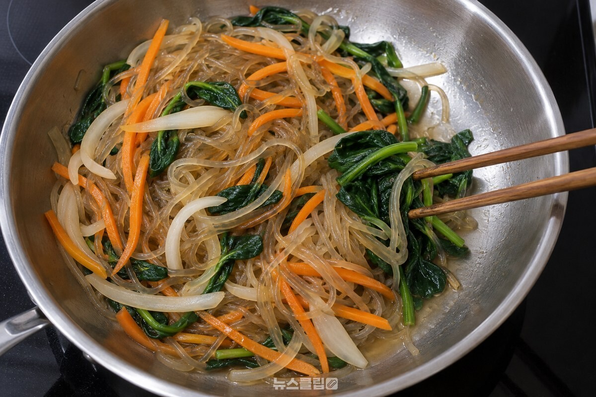 당면과 채소 옆에서 열을 받아 작아진 시금치 잎이 보이는 팬 안쪽. / 기사 이해를 돕기 위한 생성형 이미지