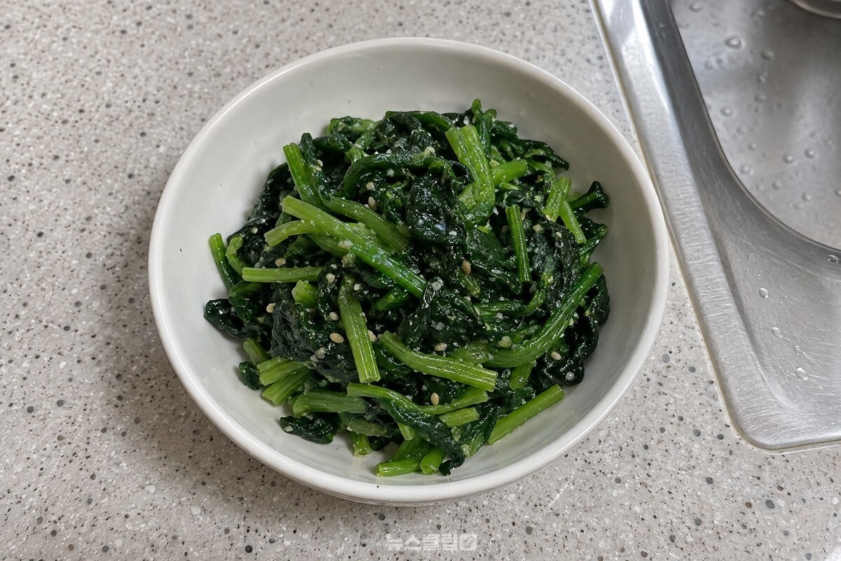 데친 시금치에 참기름과 소금으로 밑간해 작은 그릇에 따로 둔 모습. / 기사 이해를 돕기 위한 생성형 이미지