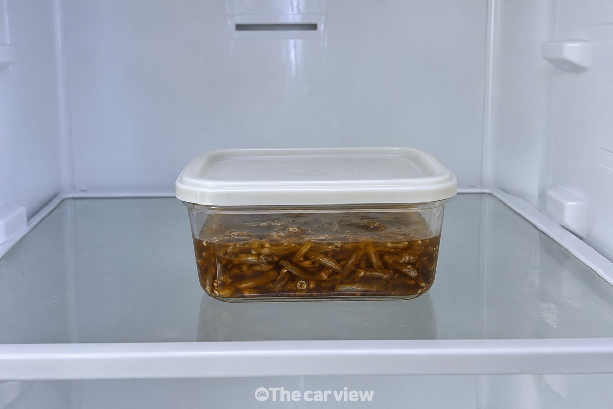 냉장실 선반에 당장 먹을 분량만 담은 작은 멸치젓 통이 따로 놓여 있다. / 기사 이해를 돕기 위한 생성형 이미지