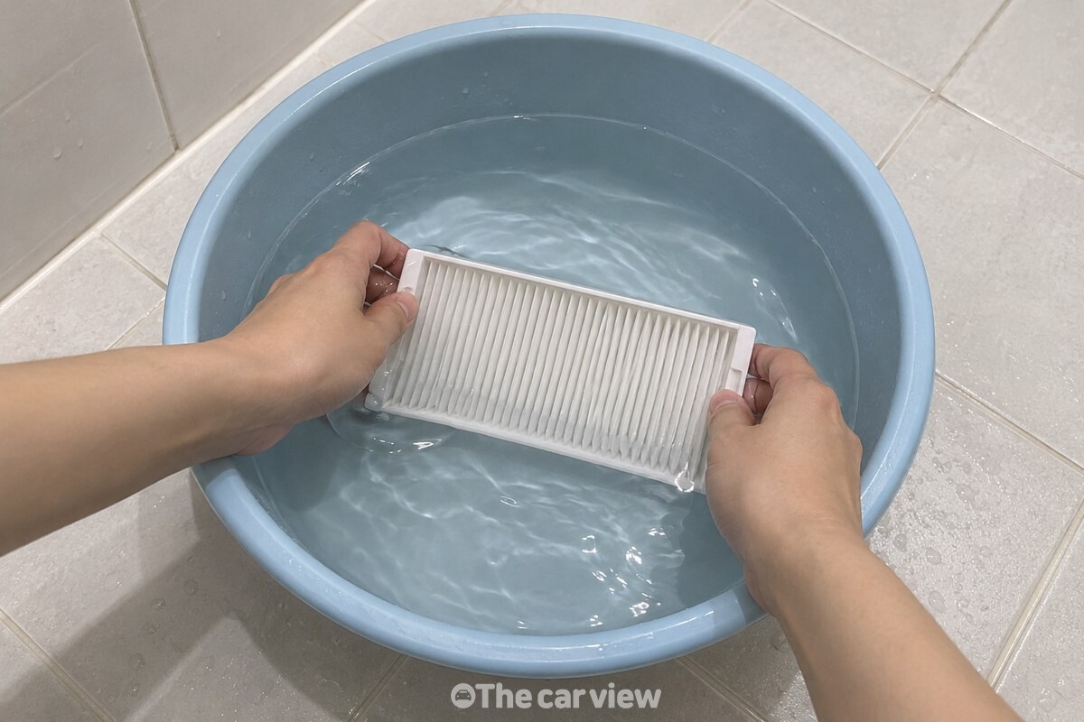 필터를 비비지 않고 양손으로 잡아 물속에서 좌우로 움직이는 모습이다. / 기사 이해를 돕기 위한 생성형 이미지