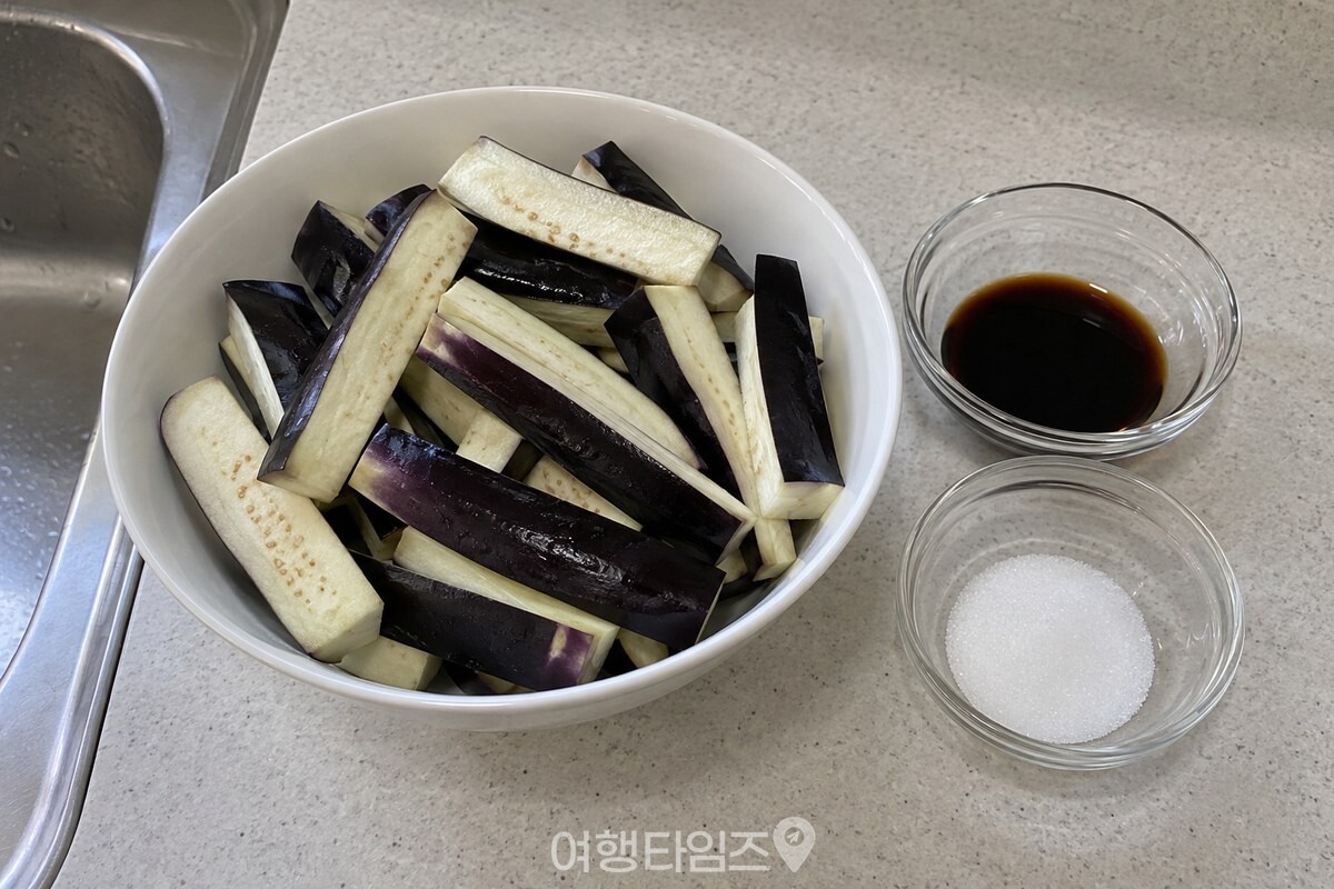 간장과 설탕을 계량해 둔 작은 그릇과 손질한 가지 / 기사 이해를 돕기 위한 생성형 이미지