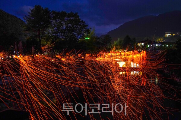 사진 / 구천동 계곡에서 펼쳐진 낙화놀이_투어코리아 유지훈 기자