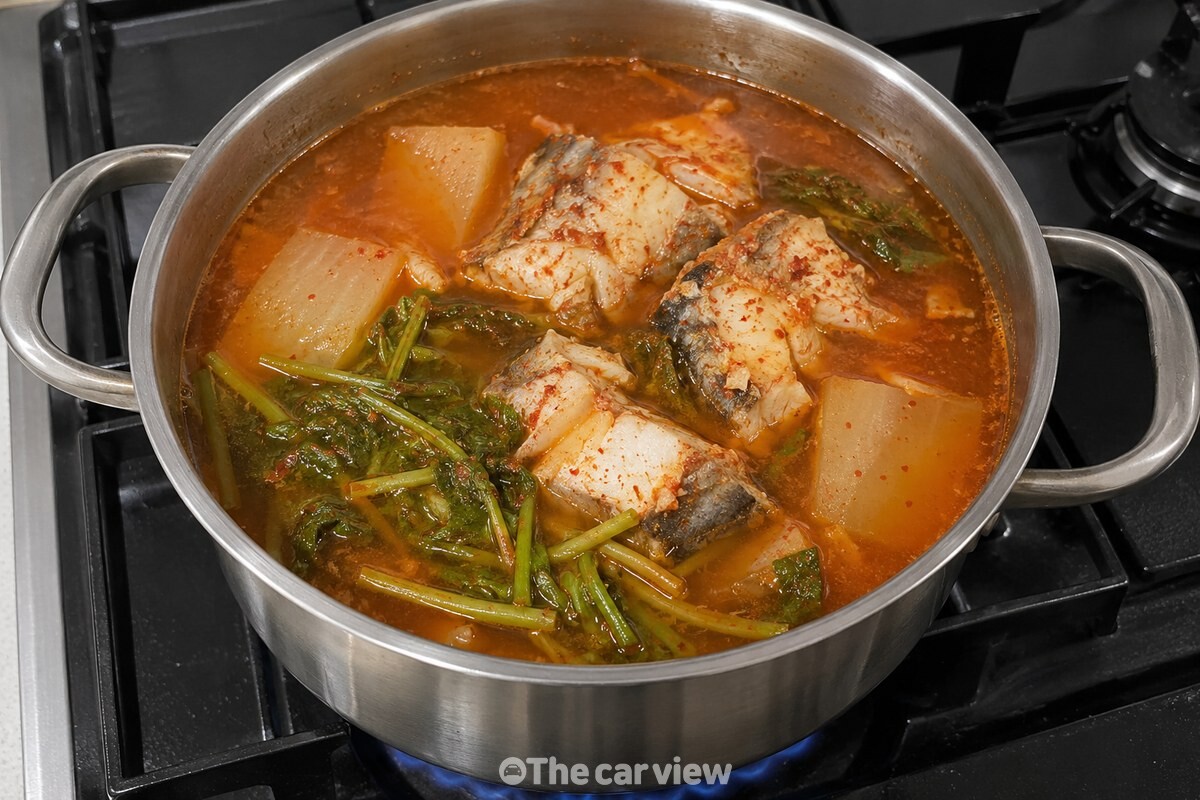 오래 끓인 동태찌개에서 미나리 잎과 줄기가 국물 아래로 가라앉은 모습 / 기사 이해를 돕기 위한 생성형 이미지