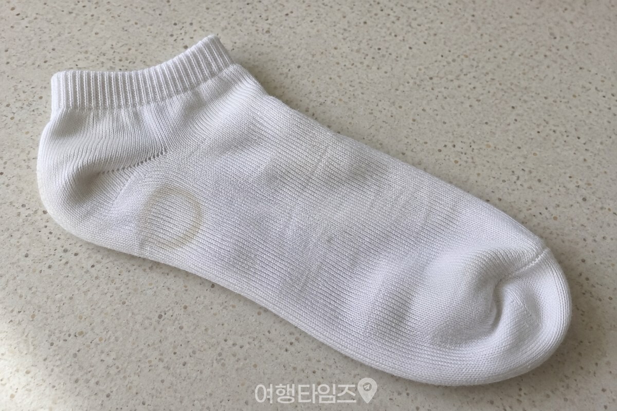 흰 양말 발바닥 한쪽에만 옅은 하얀 자국이 보이는 가까운 모습. / 기사 이해를 돕기 위한 생성형 이미지