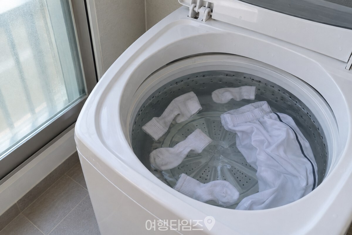 한국형 통돌이 세탁기 안에서 흰 양말과 흰 체육복 바지가 맑은 물에 헹궈지는 모습. / 기사 이해를 돕기 위한 생성형 이미지
