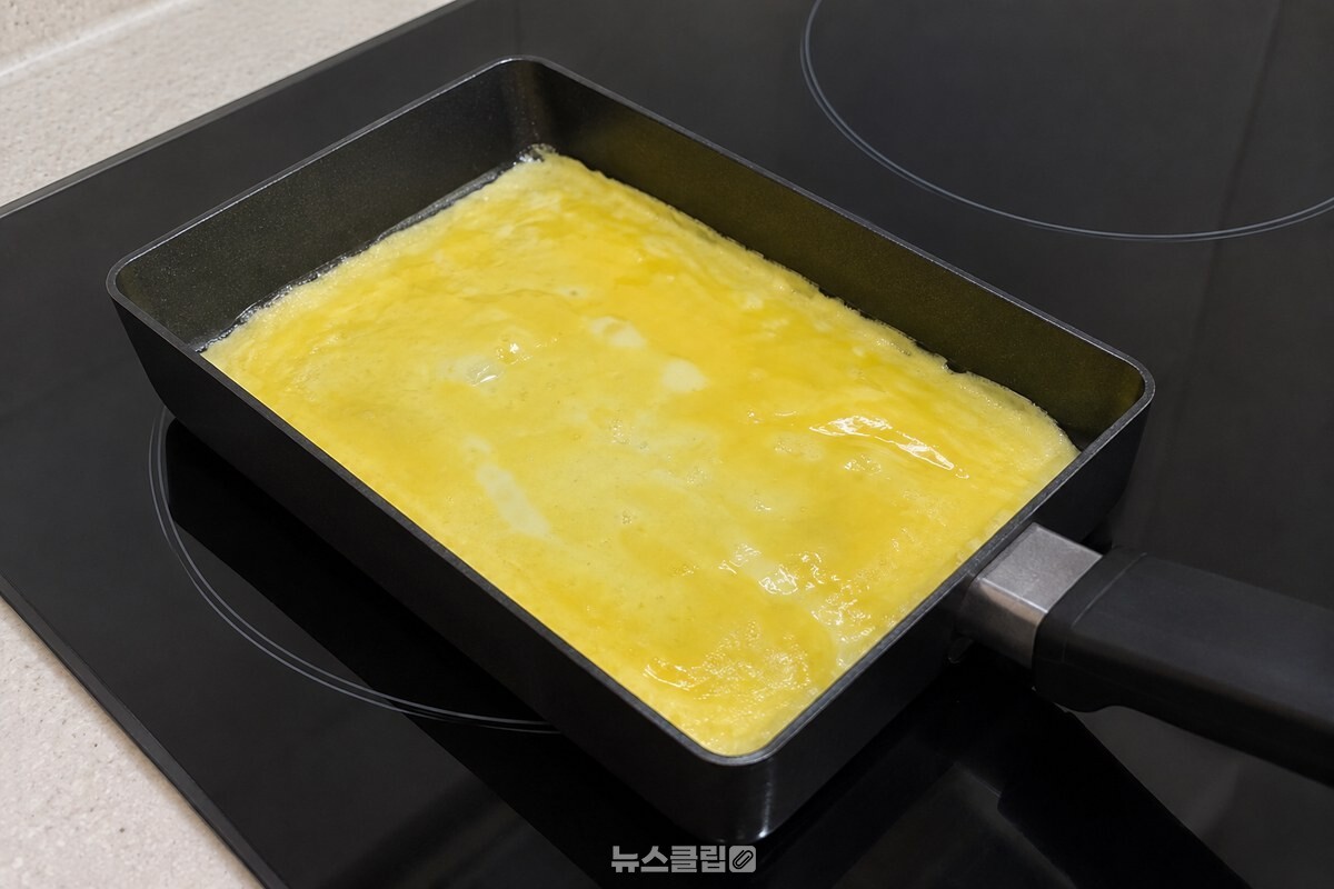 중약불로 달군 인덕션 팬에서 계란물이 얇게 익기 시작한 모습 / 기사 이해를 돕기 위한 생성형 이미지