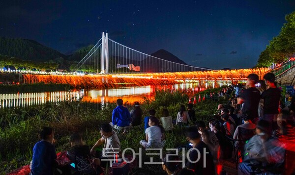 사진 / 무주반딧불축제장 암대천에서 낙화놀이_투어코리아 유지훈 기자