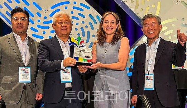 사진 / 2026 피너클 어워즈에서 수상하는 모습(좌측 오광석 무주군의장, 황인홍 무주군수, 우측에 박찬주 축제 위원장