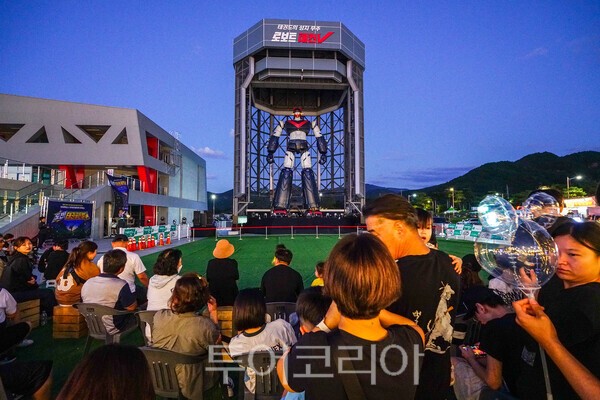 사진 / 무주반딧불축제에 선보인 로보트 태권브이 시연 모습_투어코리아 유지훈 기자