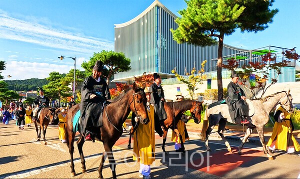 사진 / 반딧불축제 행사장에서 적상산사고 이안행렬의 모습_투어코리아 유지훈 기자