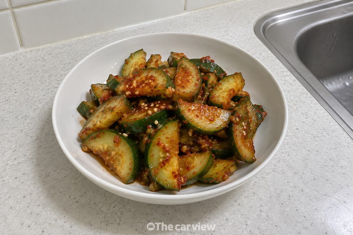 양념을 고루 입힌 오이무침이 흰 반찬 접시에 담겨 있다. / 기사 이해를 돕기 위한 생성형 이미지