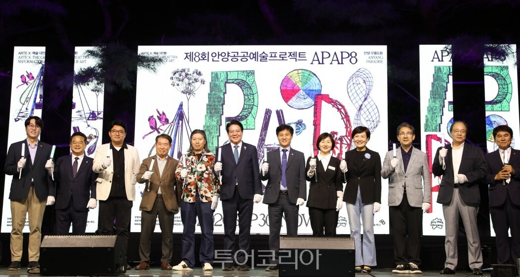 낙원의 위상학(박재훈) 작품을 관람하고 있다  제8회 안양공공예술프로젝트(APAP8)이 지난달 30일 개막했다