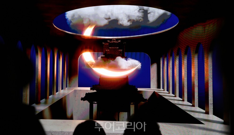낙원의 위상학(박재훈) 작품을 관람하고 있다   /사진-안양시