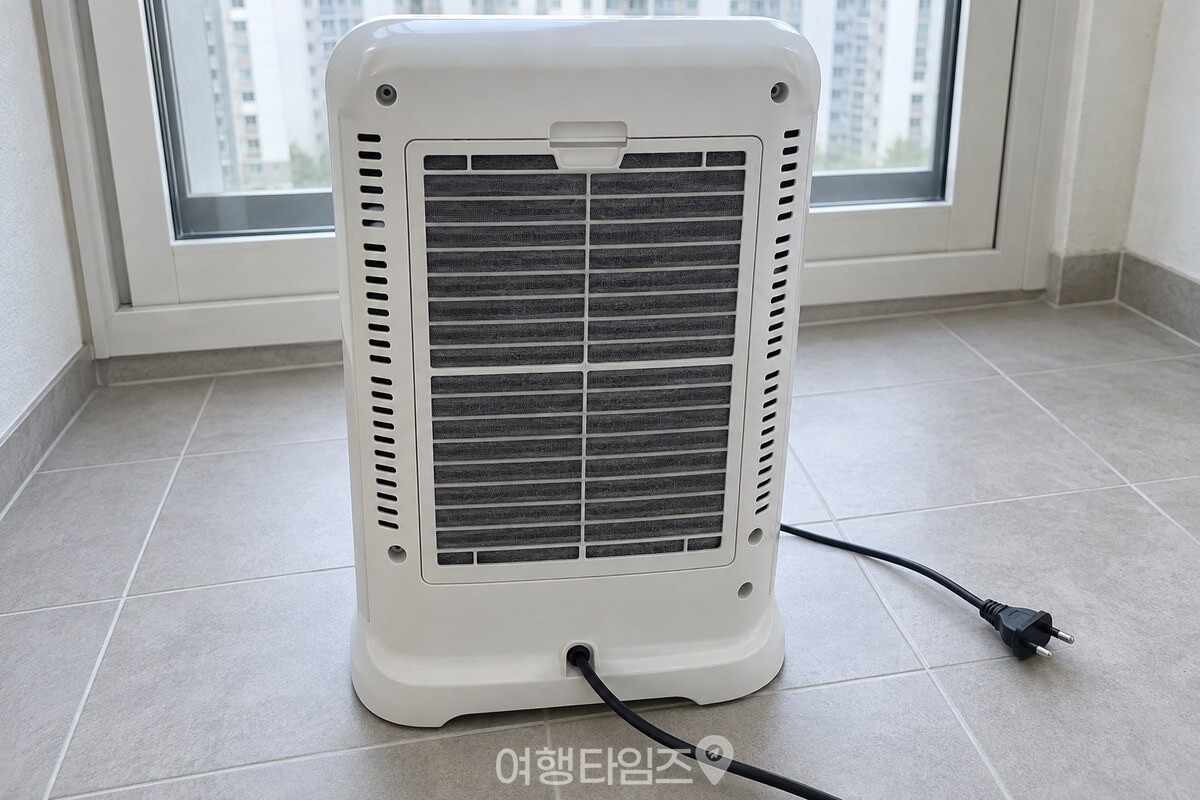 전원을 뽑은 온풍기의 뒷면 흡입구와 필터가 보이도록 가까이 촬영한 모습. / 기사 이해를 돕기 위한 생성형 이미지
