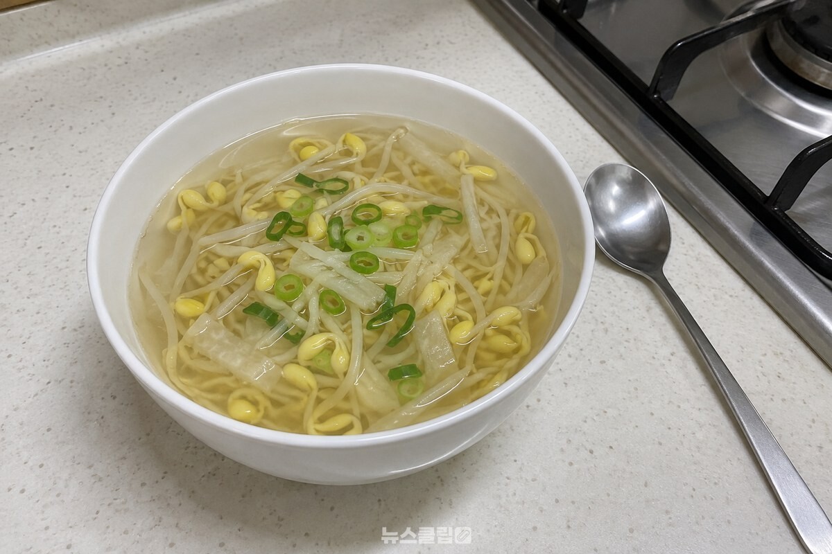맑은 콩나물국 위에 송송 썬 대파가 올려진 작은 국그릇이다. / 기사 이해를 돕기 위한 생성형 이미지