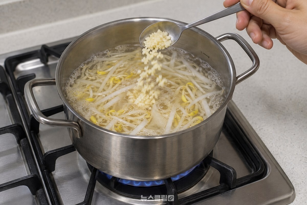 끓는 밑국물에 콩나물과 채 썬 무를 넣은 냄비에 다진 마늘을 더하는 모습이다. / 기사 이해를 돕기 위한 생성형 이미지