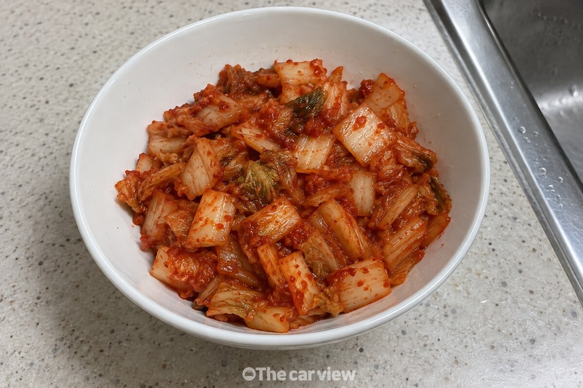 작은 흰 그릇에 잘게 썬 익은 김치가 담겨 있다. / 기사 이해를 돕기 위한 생성형 이미지
