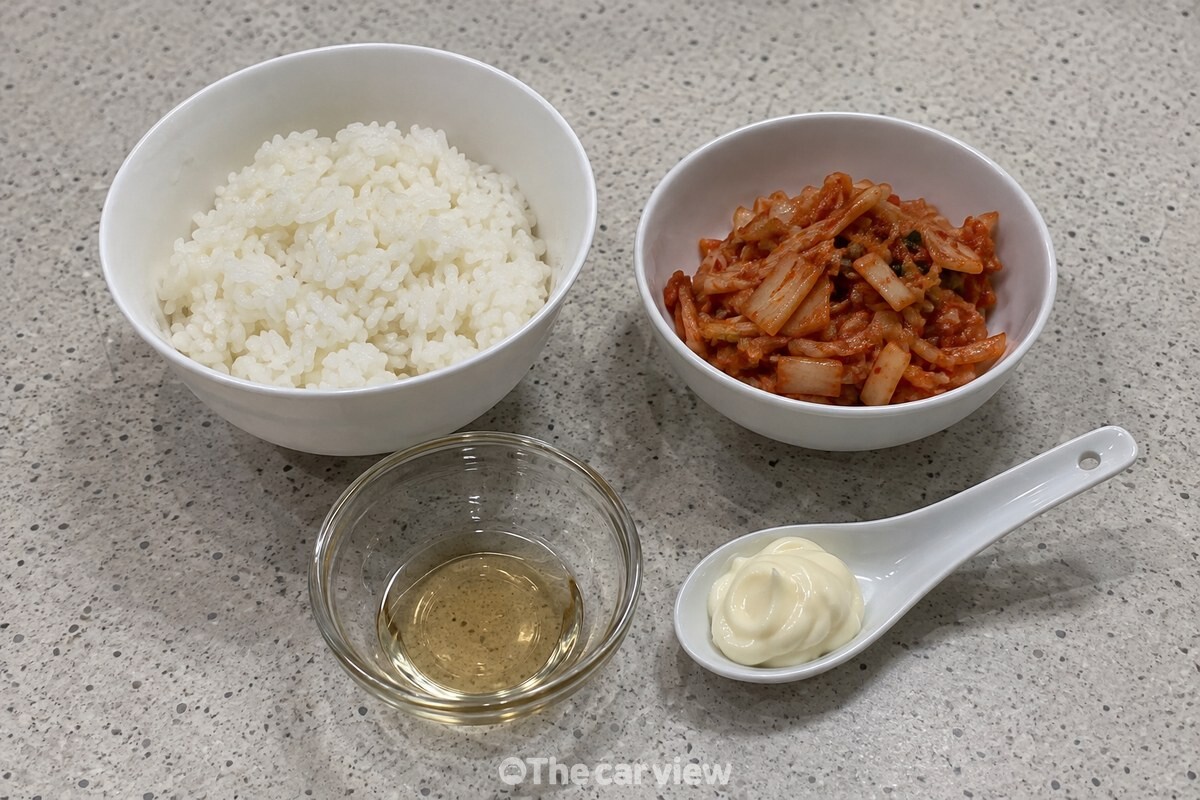 찬밥, 잘게 썬 익은 김치, 참치액, 마요네즈를 조리대에 준비해 두었다. / 기사 이해를 돕기 위한 생성형 이미지