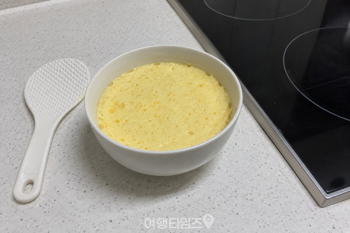 옅은 노란빛의 카레 계란찜이 작은 흰 도자기 그릇에 담겨 있다. / 기사 이해를 돕기 위한 생성형 이미지