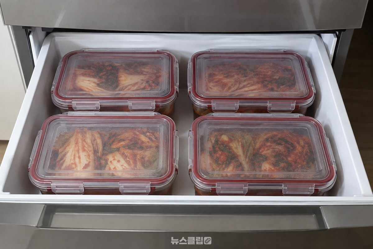 김치냉장고 서랍 안에 닫힌 김치통을 앞뒤로 나눠 정리한 모습. / 기사 이해를 돕기 위한 생성형 이미지