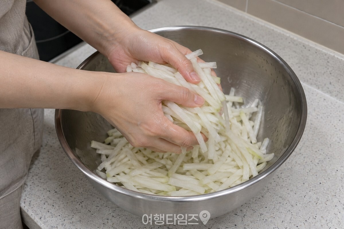 깨끗한 두 손으로 절인 무채를 가볍게 모아 물기를 빼고 있다. / 기사 이해를 돕기 위한 생성형 이미지