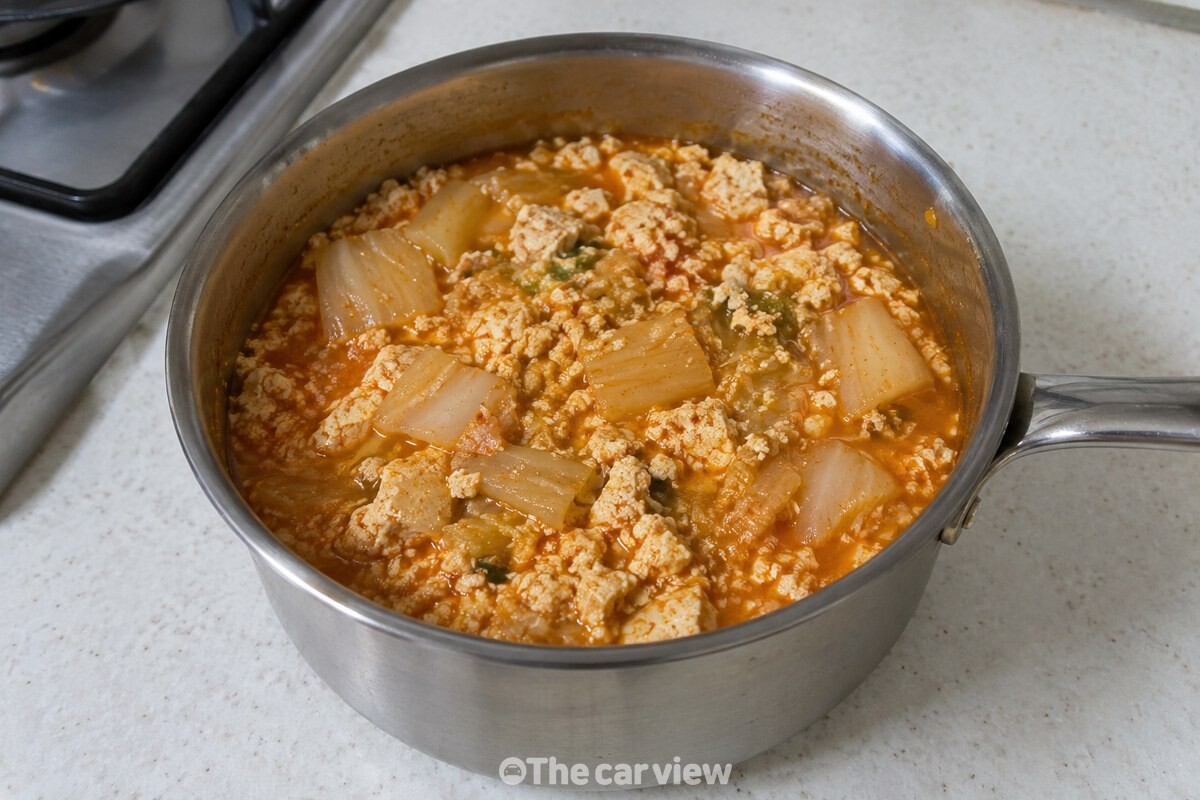 으깬 두부와 백김치를 넣어 되직하게 끓인 비지찌개가 작은 냄비에 담겨 있다. / 기사 이해를 돕기 위한 생성형 이미지