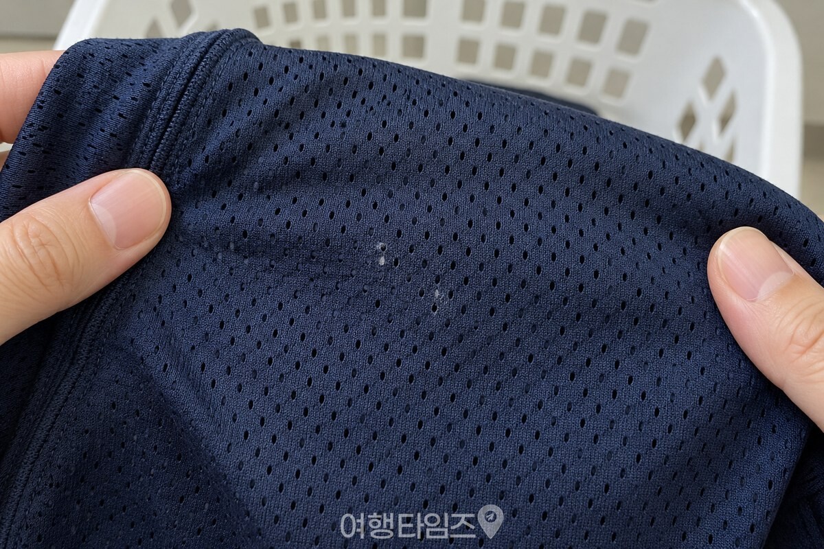 메쉬 체육복 안쪽의 작은 구멍 몇 곳에만 흰 섬유 조각이 보이는 근접 모습. / 기사 이해를 돕기 위한 생성형 이미지