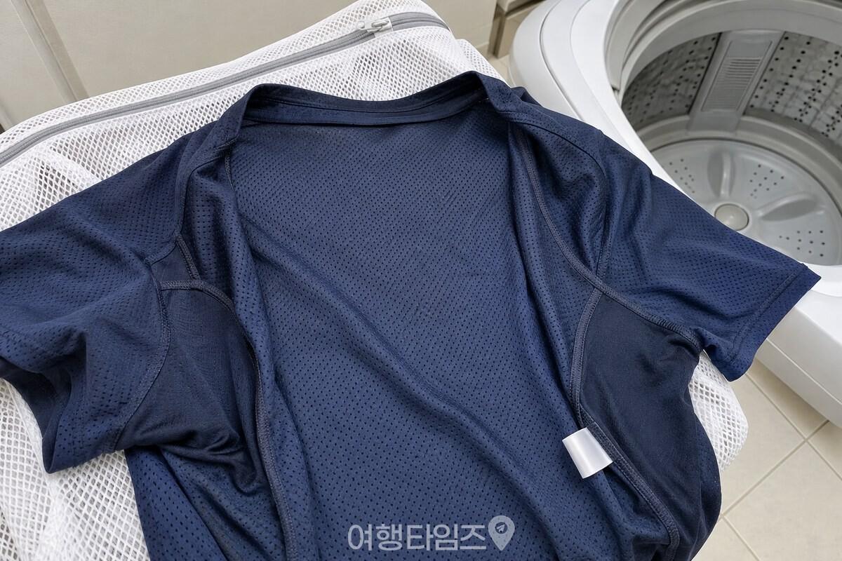 깨끗한 세탁망 위에 뒤집어 놓은 짙은 남색 메쉬 체육복의 안쪽 면을 가까이 담은 모습. / 기사 이해를 돕기 위한 생성형 이미지