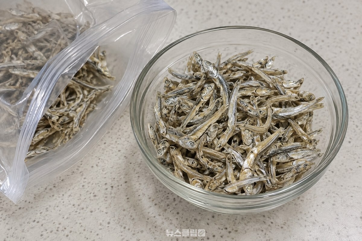 지퍼백에서 덜어 낸 마른 멸치를 깨끗한 유리 그릇에 담아 둔 모습이다. / 기사 이해를 돕기 위한 생성형 이미지