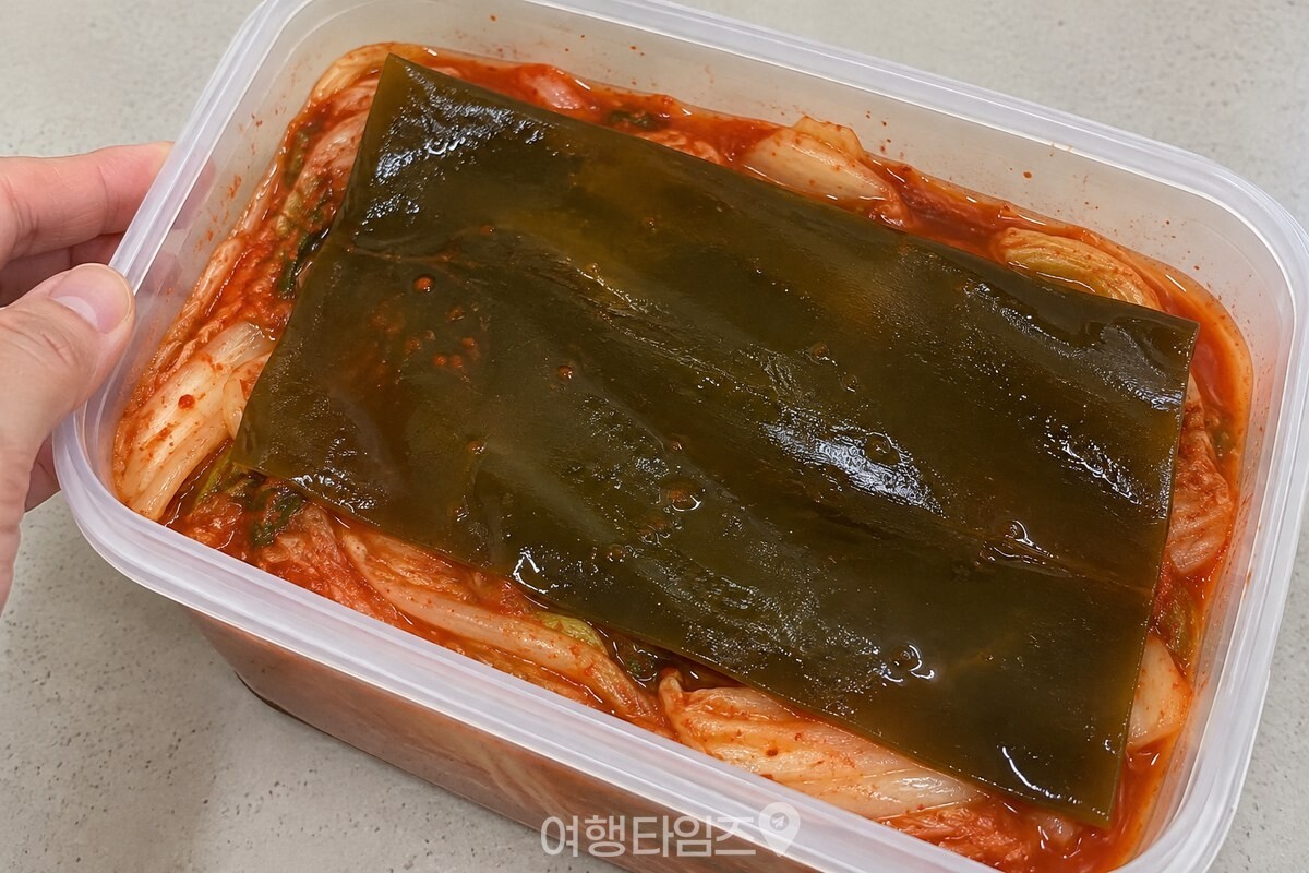 국물에 닿아 부드러워진 다시마가 김치 윗면에 밀착해 있다. / 기사 이해를 돕기 위한 생성형 이미지
