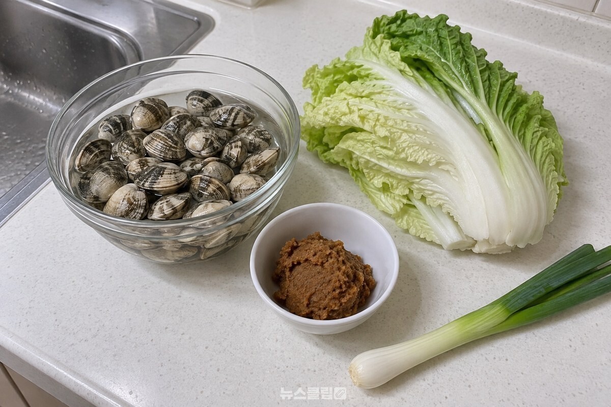 해감한 바지락과 배추, 된장, 대파를 조리대 위에 필요한 만큼 준비한 모습입니다. / 기사 이해를 돕기 위한 생성형 이미지