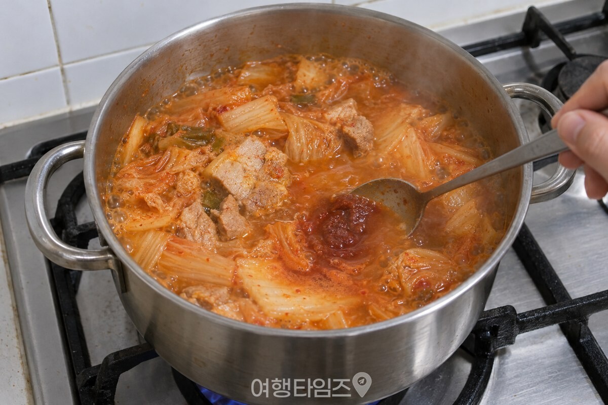 김치찌개 국물에 반 큰술의 쌈장을 넣어 숟가락으로 푸는 모습입니다. / 기사 이해를 돕기 위한 생성형 이미지