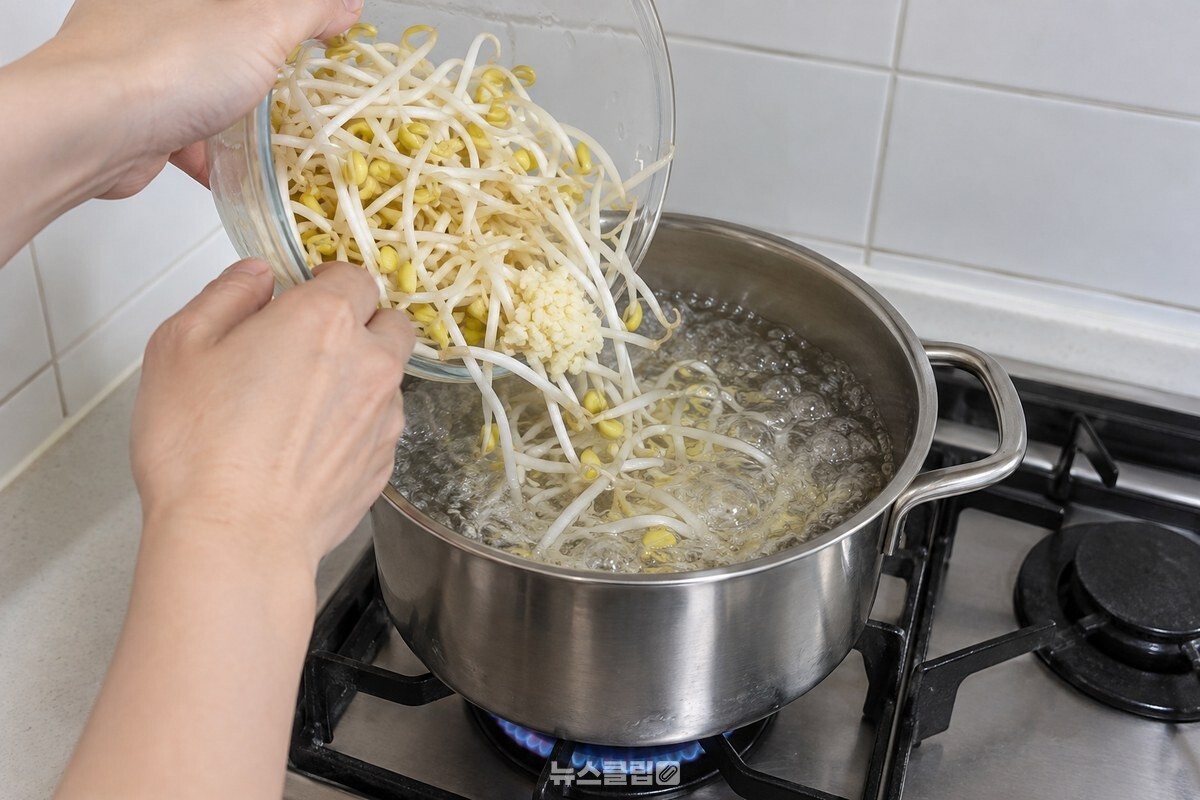 끓는 물에 콩나물과 다진 마늘을 한 번에 넣고 있다. / 기사 이해를 돕기 위한 생성형 이미지