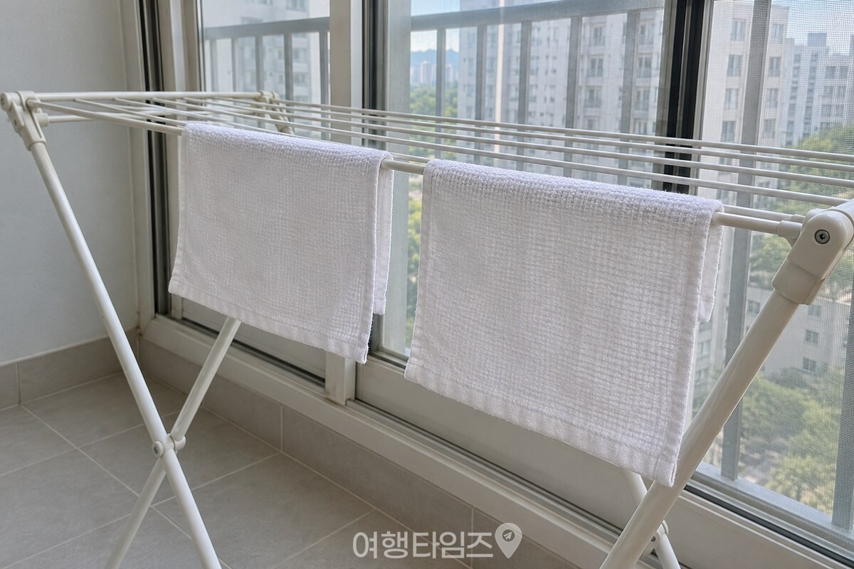 빨아 펼친 흰 면 행주가 베란다 건조대에 한 장씩 걸려 말라가고 있다. / 기사 이해를 돕기 위한 생성형 이미지