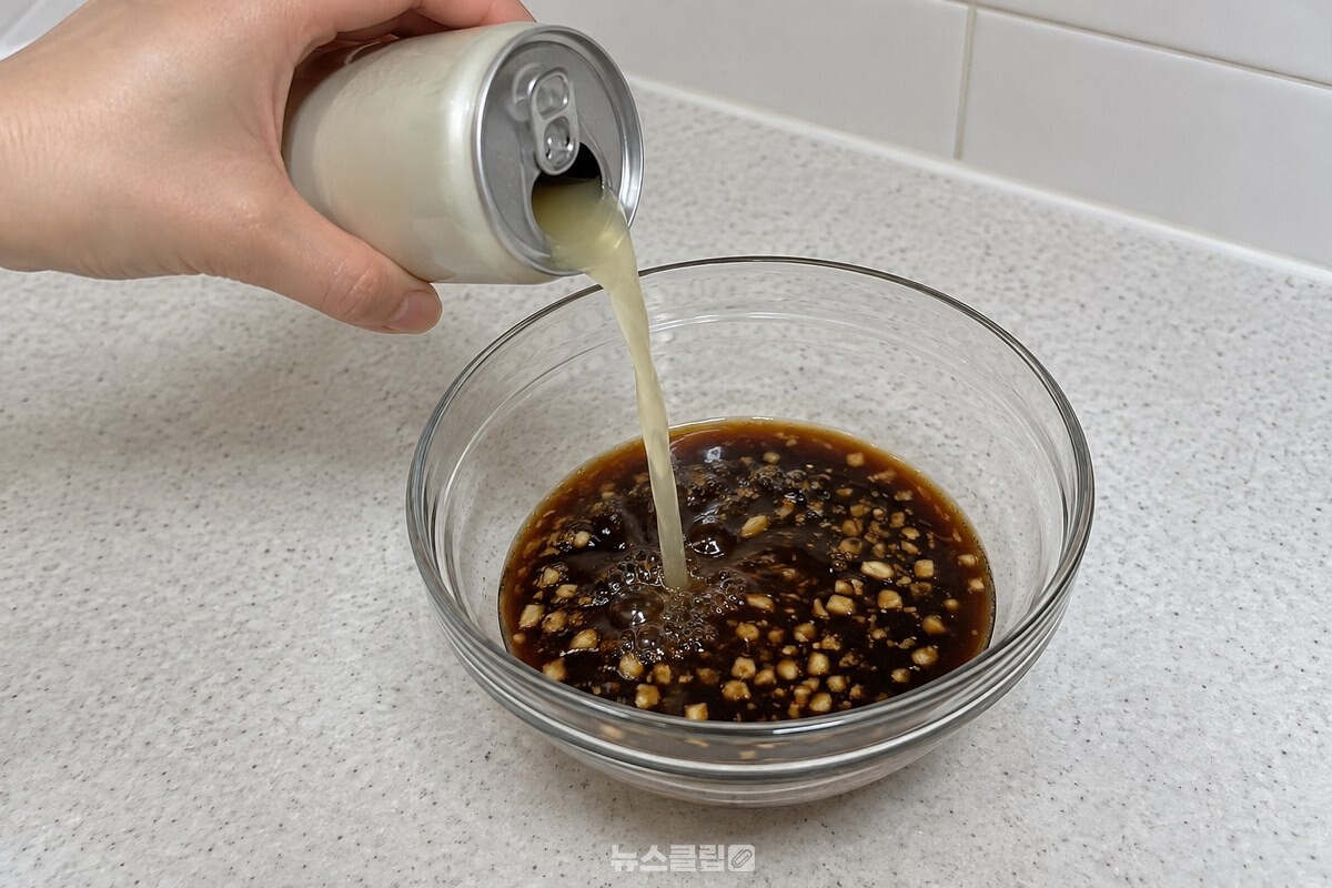 간장 양념장에 배즙 음료를 붓는 장면. / 기사 이해를 돕기 위한 생성형 이미지