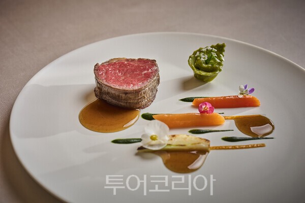 히라마츠 가루이자와 미요타의 메인 프렌치 레스토랑 Le Grand Lys(르 그랑 리스)에서 선보이는 요리 히라마츠 가루이자와 미요타 디럭스룸 스카이뷰 객실 내부/ 사진-하나투어