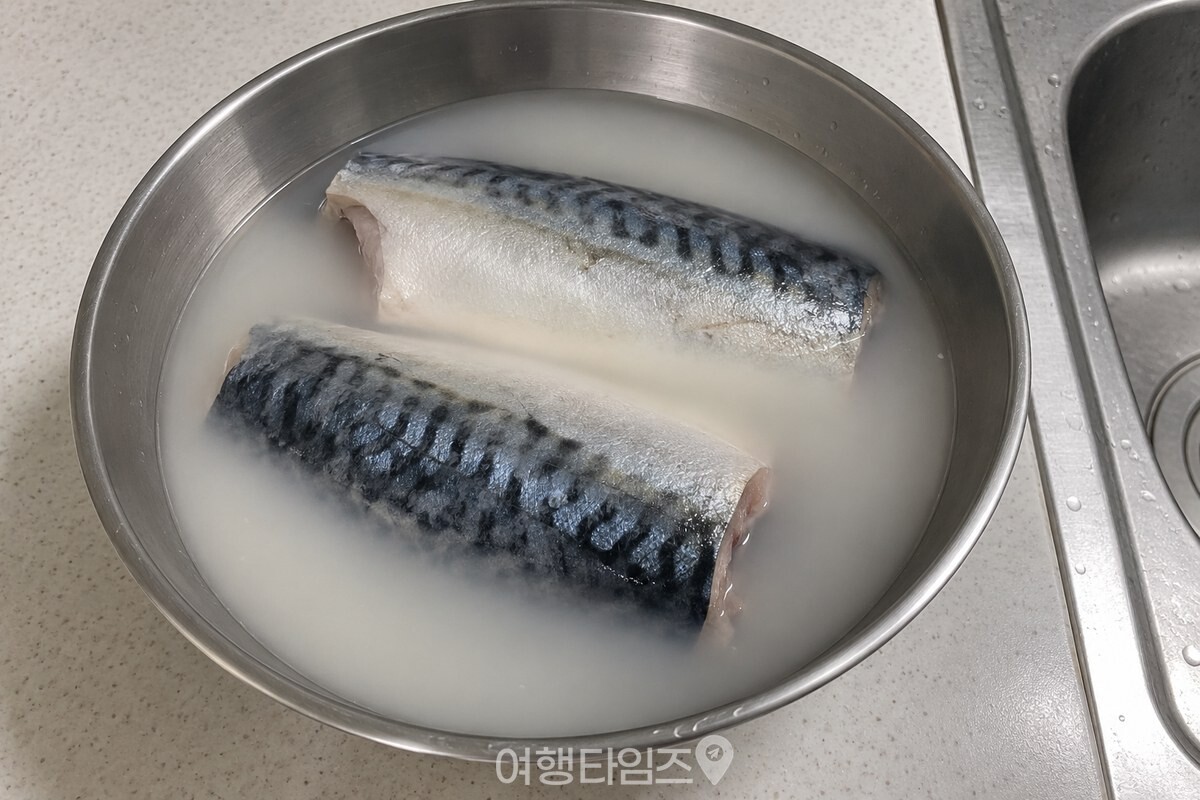 넓은 스테인리스 볼의 쌀뜨물에 손질한 고등어 토막을 담가 둔 모습. / 기사 이해를 돕기 위한 생성형 이미지