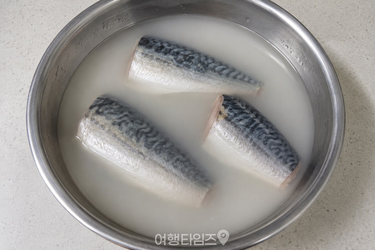 쌀뜨물에 고등어 토막을 담가 10분간 두는 모습. / 기사 이해를 돕기 위한 생성형 이미지