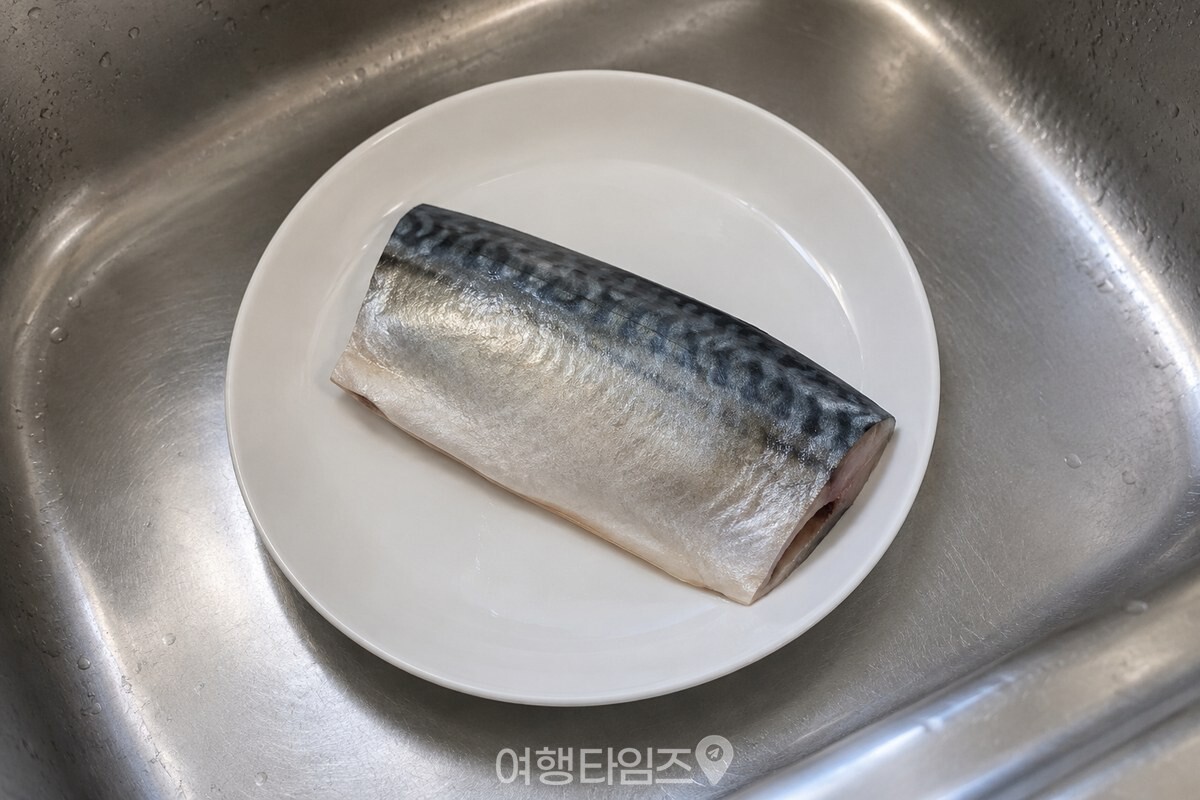 손질한 고등어 껍질 표면을 가까이에서 본 모습. / 기사 이해를 돕기 위한 생성형 이미지