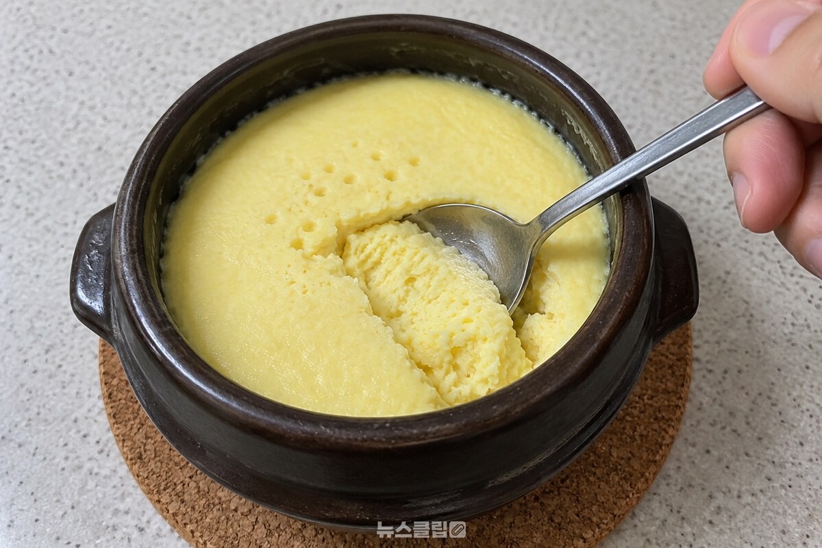 숟가락으로 갈라 본 계란찜 단면에 작은 기포 구멍이 보이는 모습. / 기사 이해를 돕기 위한 생성형 이미지