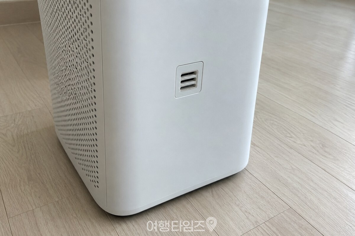 공기청정기 옆면의 작은 오염도 감지센서 입구를 가까이에서 본 모습. / 기사 이해를 돕기 위한 생성형 이미지