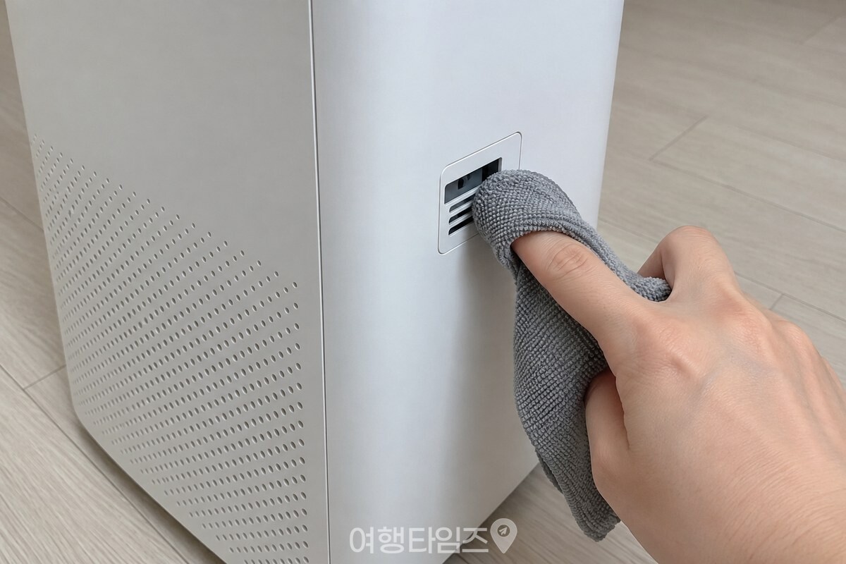 마른 안경 닦는 천을 손가락에 감아 공기청정기 감지센서 입구를 닦는 모습. / 기사 이해를 돕기 위한 생성형 이미지