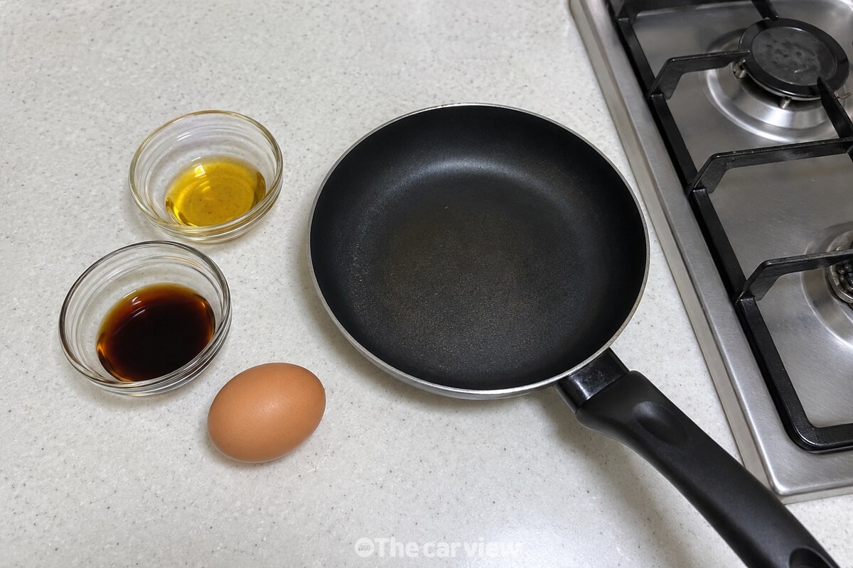 달걀과 들기름, 국간장을 작은 프라이팬 옆에 필요한 만큼만 준비한 모습이다. / 기사 이해를 돕기 위한 생성형 이미지