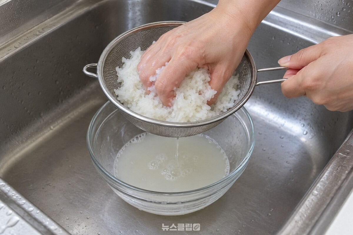 강판에 간 무를 체 위에서 눌러 무즙을 받는 손질 장면. / 기사 이해를 돕기 위한 생성형 이미지