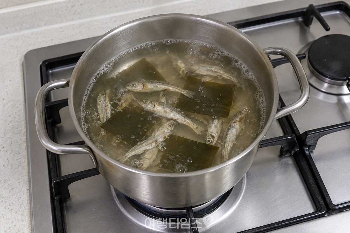 멸치와 다시마를 넣어 육수를 우리고 있는 냄비. / 기사 이해를 돕기 위한 생성형 이미지