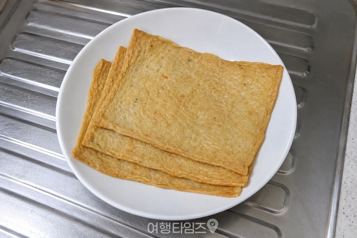 포장에서 꺼낸 사각 어묵의 표면을 가까이에서 보여 주는 모습. / 기사 이해를 돕기 위한 생성형 이미지