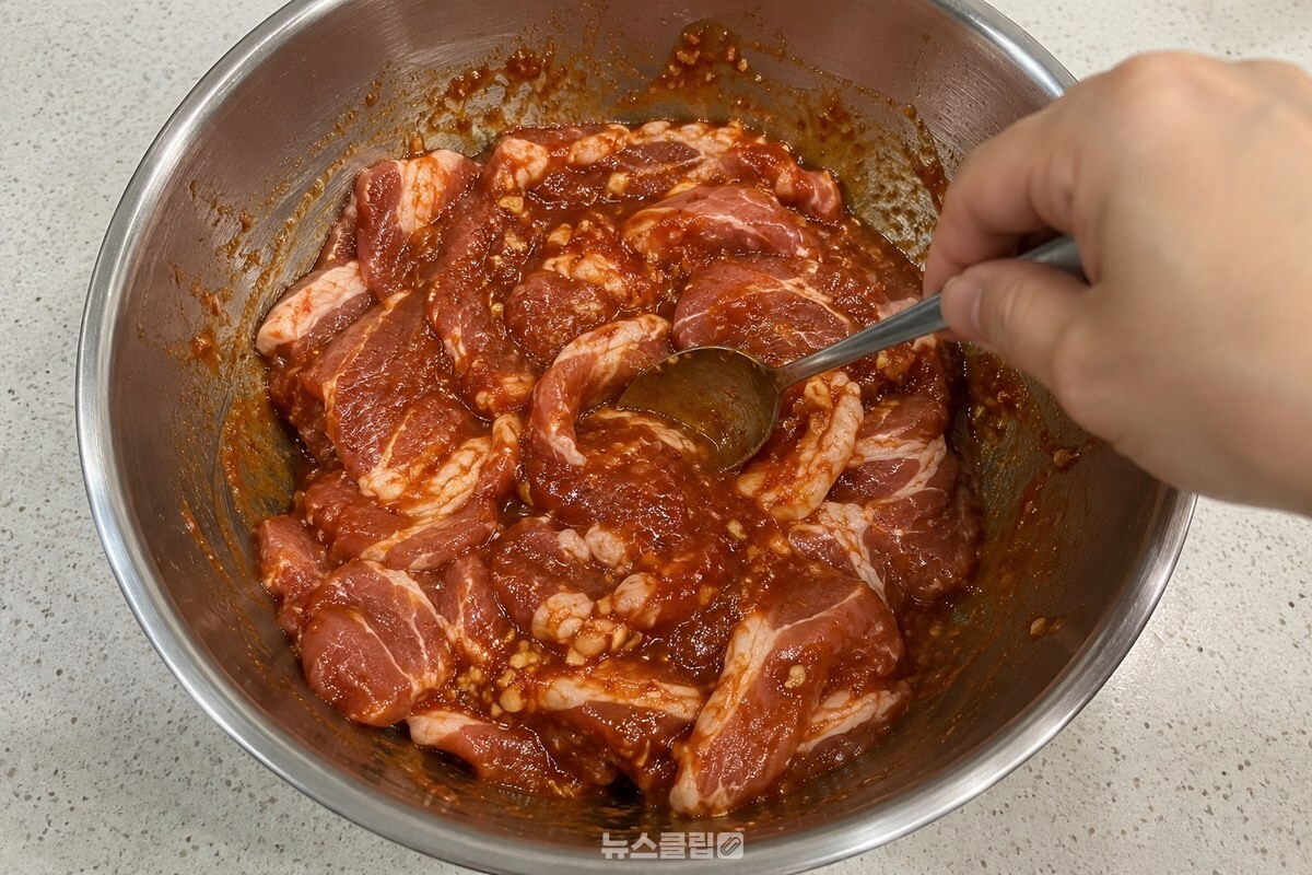 숟가락으로 저은 양념이 얇은 앞다리살 사이에 고르게 퍼져 있다. / 기사 이해를 돕기 위한 생성형 이미지