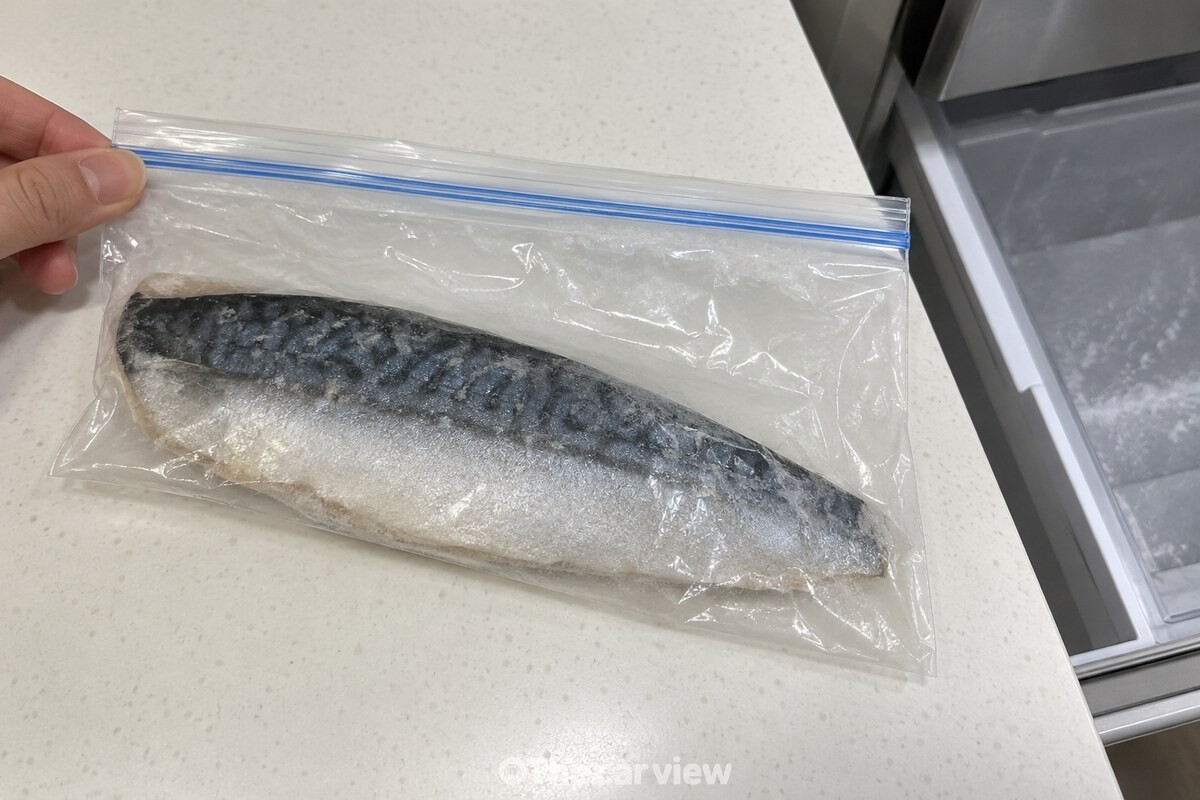 투명 지퍼백 안 고등어 살 가장자리에 옅은 하얀 마른 부분이 보인다. / 기사 이해를 돕기 위한 생성형 이미지