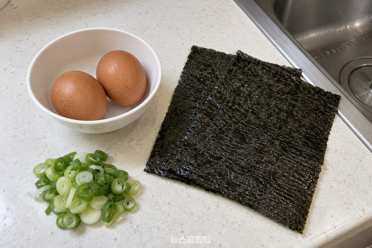 달걀 두 개와 김밥김 두 장을 조리 전 깨끗한 조리대에 준비한 모습 / 기사 이해를 돕기 위한 생성형 이미지